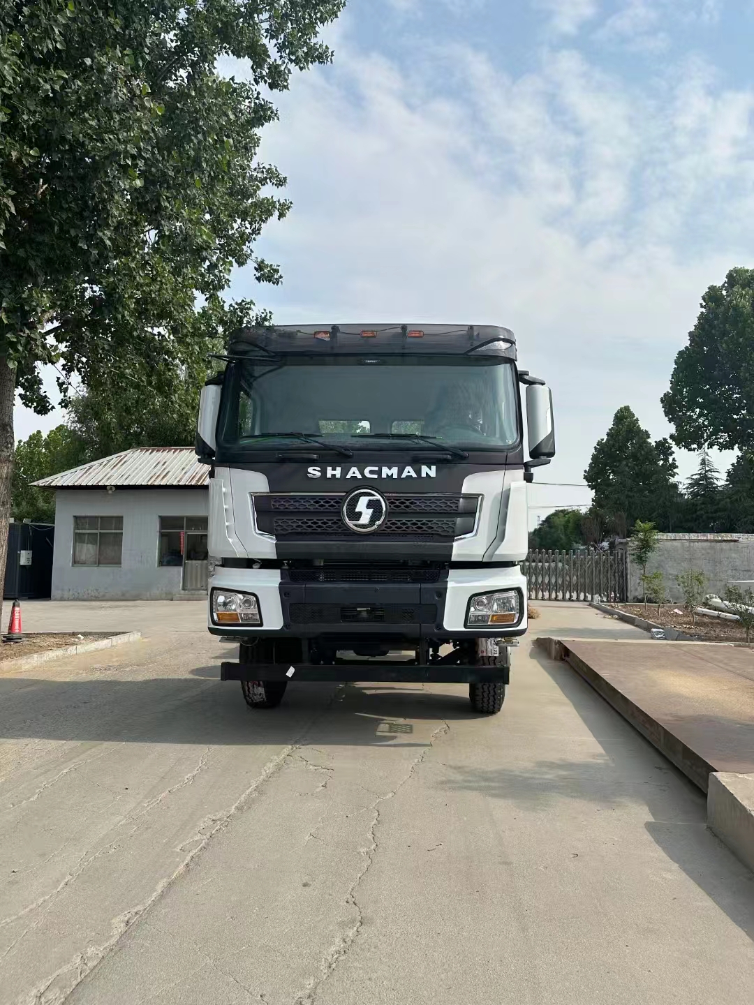 Извоз на нови автомобили во вашиот дом Shaanxi Automobile Dellonghi X3000-8x4 Национален V, челичен мост, рачен менувач, голема кутија може да се прилагоди, најмногу 🔥 модел во Централна Азија и Русија
