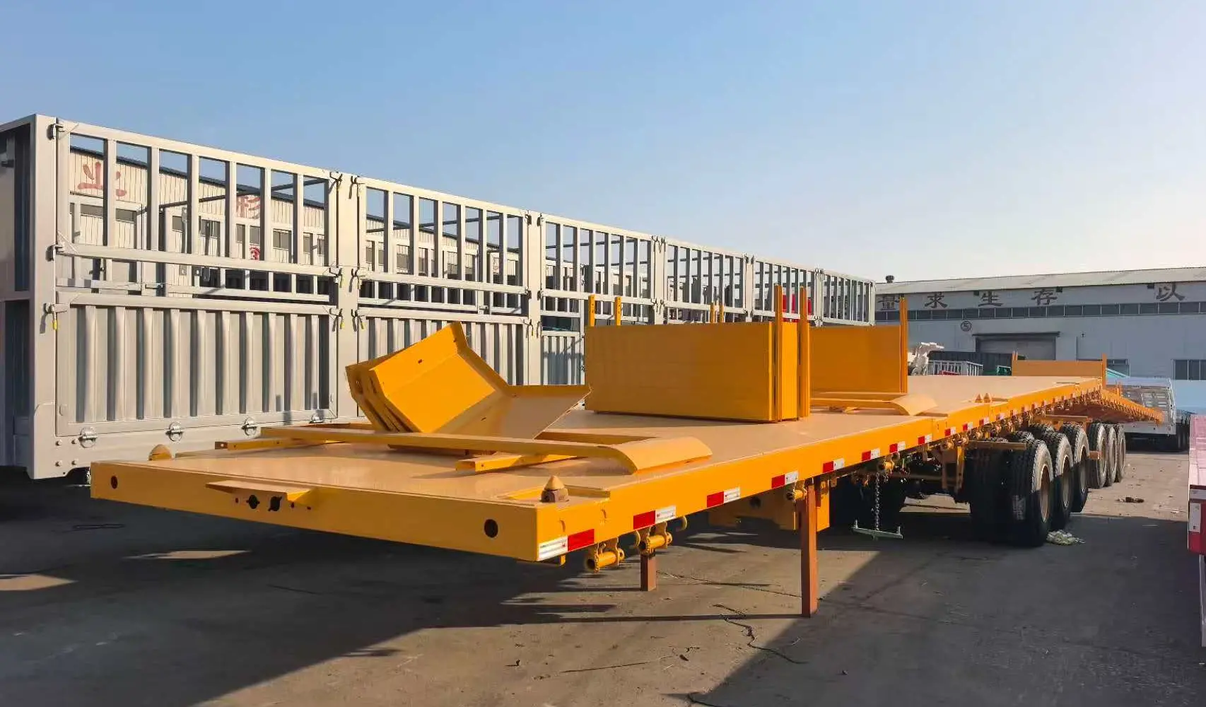 Користена полуприколка со ниско креветче со 3 оски за план за испорака на брод Roro